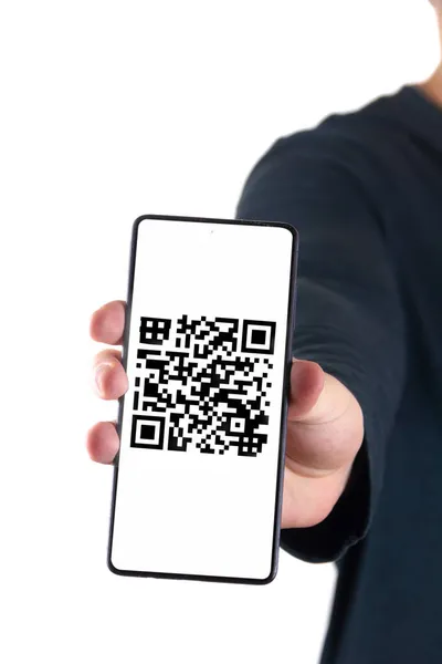 Bir kişi akıllı telefonunu QR kodu ile gösterir ve kimlik doğrulaması için taranır