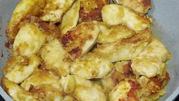 Pyszny Filet Kurczaka Jest Smażony Oleju Patelni — Wideo stockowe