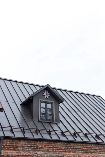 Zolder raam op het dak van het huis Stockfoto
