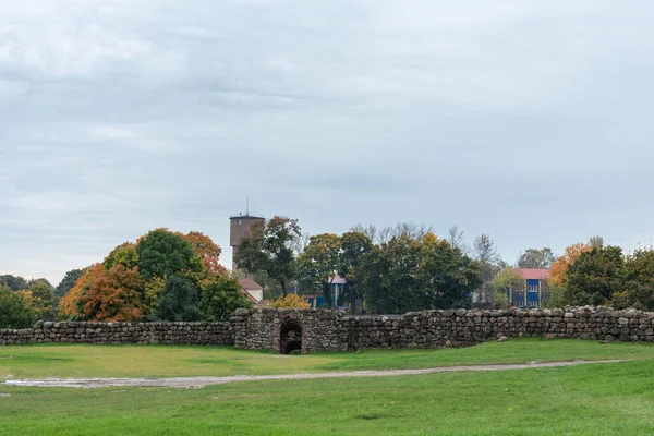 Новогрудок, Гродненская область, Беларусь - 10 02 2021: Новогрудский замок. Руины. — стоковое фото