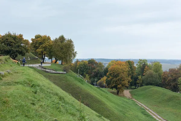 Gröna kullar och gulnade höstträd. Dålig. — Stockfoto