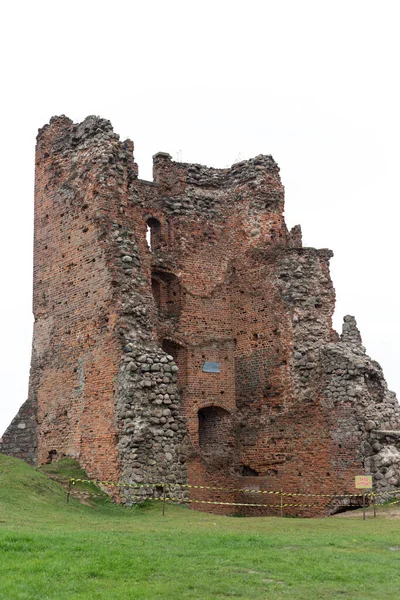 Novogrudok, regionen Grodno, Vitryssland - 10 02 2021: Novogrudok slott. Ruin. — Stockfoto