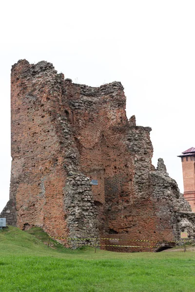 Novogrudok, regionen Grodno, Vitryssland - 10 02 2021: Novogrudok slott. Ruin. — Stockfoto