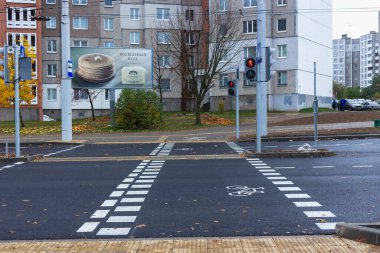 Yaya geçidinden geçen bisiklet yolu..