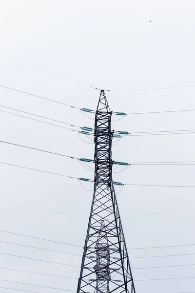 Lignes électriques sur le fond du ciel nuageux. — Photo