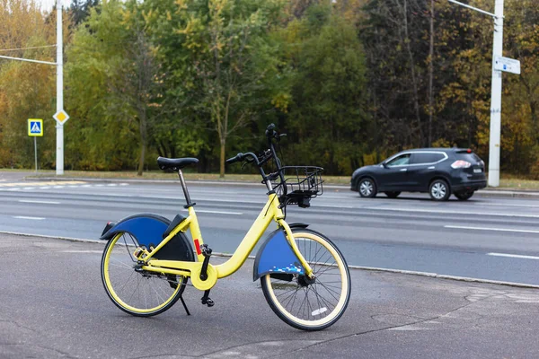 Gul hyrcykel står nära vägen — Stockfoto