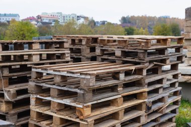 İnşaat alanında inşaat malzemeleri taşımak için ahşap paletler