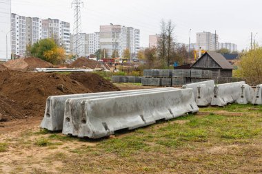 İnşaat alanında beton tamponlar. Trafik güvenliği için cips..