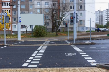 Yaya geçidinden geçen bisiklet yolu..