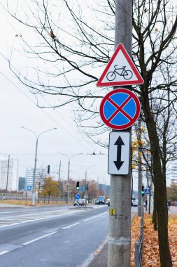 Yol tabelası Yol kenarında park yeri yok