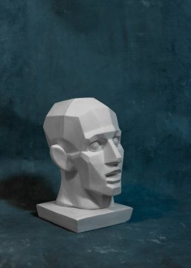 Üniformalı bir arkaplanda resim çizmeyi öğretmek için hipnotik bir kafa.