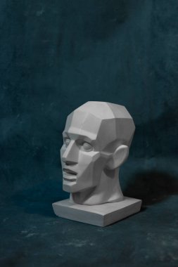 Üniformalı bir arkaplanda resim çizmeyi öğretmek için hipnotik bir kafa.