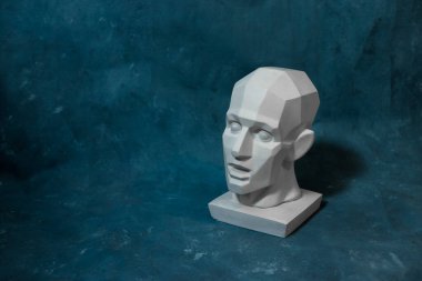 Üniformalı bir arkaplanda resim çizmeyi öğretmek için hipnotik bir kafa.