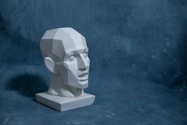 Üniformalı bir arkaplanda resim çizmeyi öğretmek için hipnotik bir kafa.