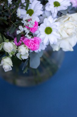 Mavi arka planda bir buket çiçek. Çiçek açan.