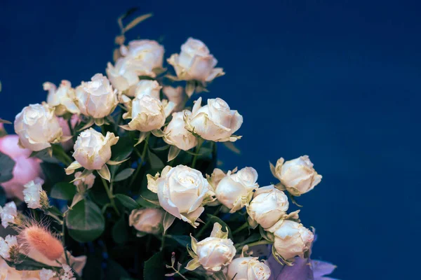 Kytice květin na modrém pozadí. Kvetoucí květiny. — Stock fotografie