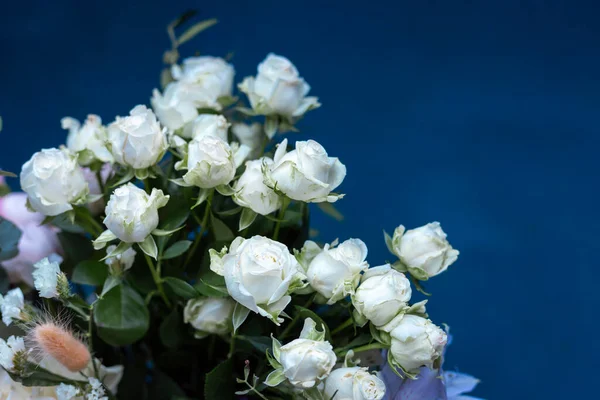 Bouquet de fleurs sur fond bleu. Fleurs en fleurs. — Photo