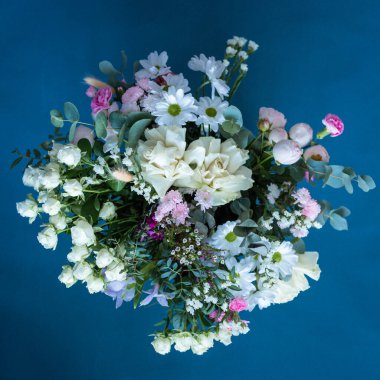 Mavi arka planda bir buket çiçek. Çiçek açan.