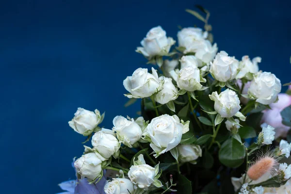 Bouquet de fleurs sur fond bleu. Fleurs en fleurs. — Photo