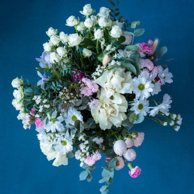 Mavi arka planda bir buket çiçek. Çiçek açan.