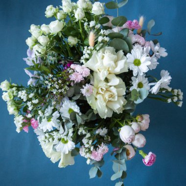 Mavi arka planda bir buket çiçek. Çiçek açan.