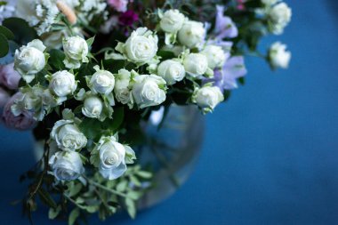 Mavi arka planda bir buket çiçek. Çiçek açan.