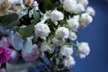 Mavi arka planda bir buket çiçek. Çiçek açan.