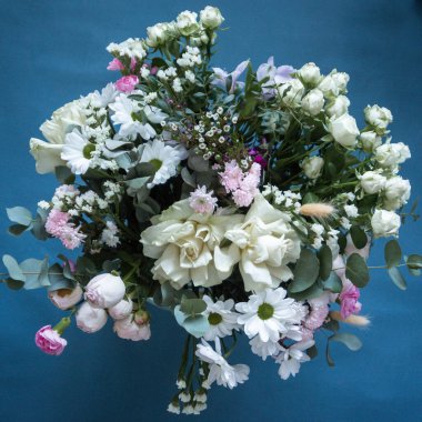 Mavi arka planda bir buket çiçek. Çiçek açan.