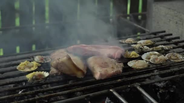 Grilování Syrového Vepřového Masa Hřebenatek Venkovním Grilování Dřevěného Uhlí — Stock video