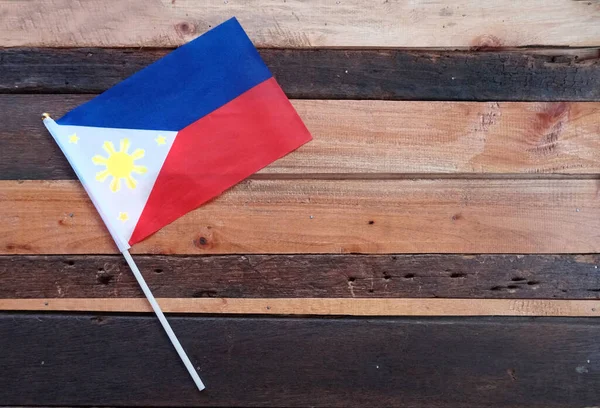 Filipin Bayrağı Masa Başı Fotoğrafçılığı Ahşap Bir Kırsal Kapı Üzerinde — Stok fotoğraf