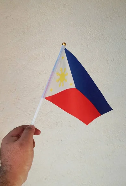 Bandeira Das Filipinas Levantada Contra Fundo Parede Branca Acidentada — Fotografia de Stock