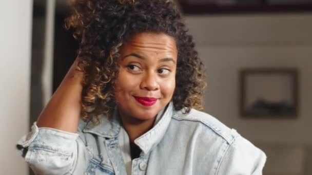 Afro-americana chica soplando beso mientras mirando espejo — Vídeo de stock