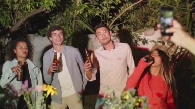 Partide fotoğraf çeken mutlu insanların sürgülü fotoğrafı.