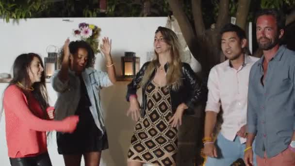Різноманітна група щасливих людей танцює в суді на вечірці — стокове відео
