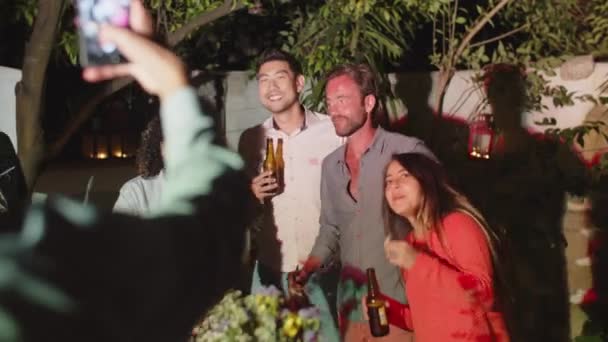 Vooraanzicht van vrienden maken gezamenlijke foto op feest in de achtertuin — Stockvideo