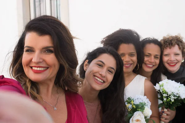 Misafir ve gelinlerin selfie çekmesi