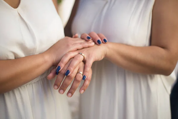 Kadınların birbirine dokunduğu yakın plan.