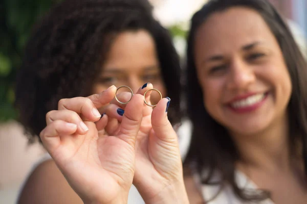 yakın çekim alyans