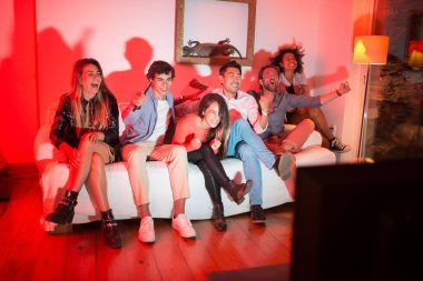 Partide kendinden geçmiş erkek ve kadınlar