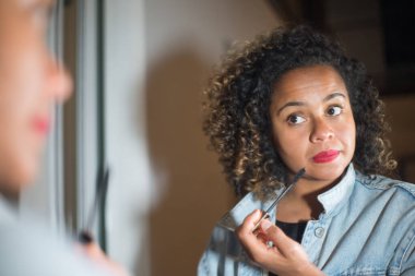 Çekici genç bayanın yakın çekimi parti için hazırlanıyor.