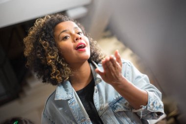 Çekici genç bir kadın konuşuyor.