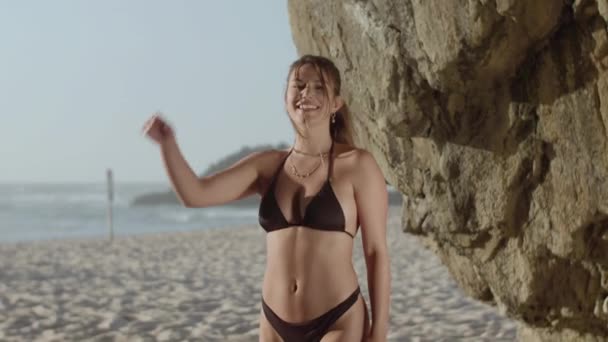 Średnie ujęcie dziewczyny stojącej na plaży i pozującej do kamery — Wideo stockowe