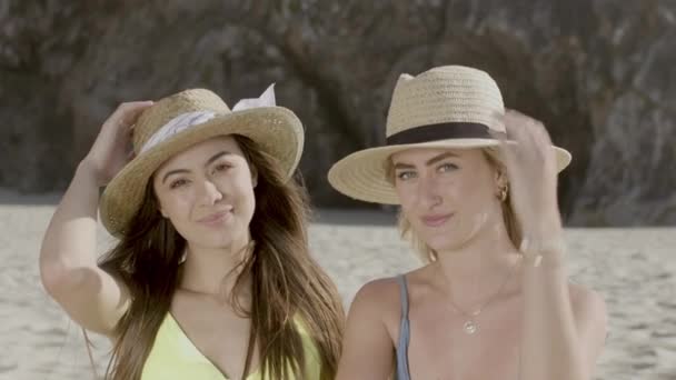 Portrait de filles assises sur la plage et regardant la caméra — Video