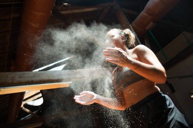 Genç sporcunun eldiven kolası sürüşünün yan görüntüsü