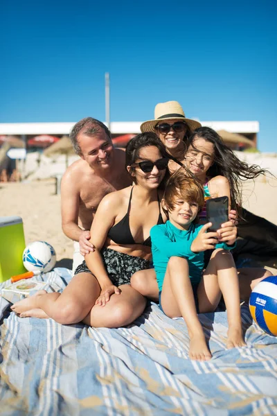 Aile sahilde selfie çekiyor. — Stok fotoğraf