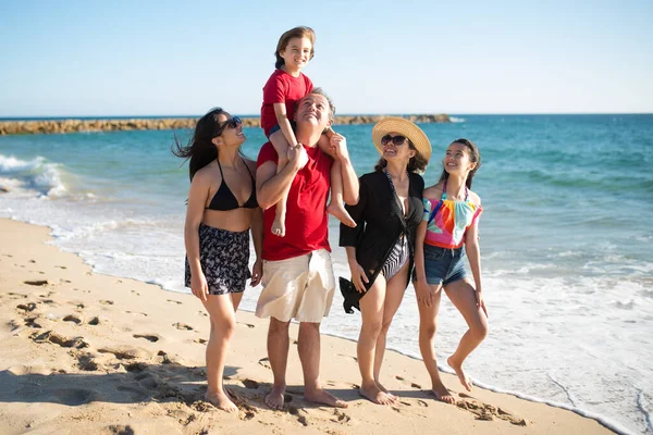 Amare la famiglia sulla costa del mare — Foto Stock