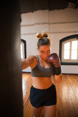 Kickboks eğitiminde genç bir kadının portresi.