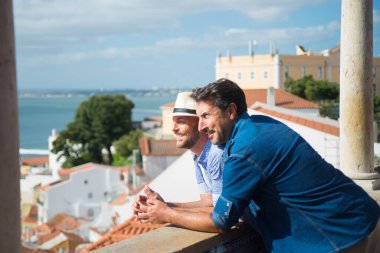 Balkondaki mutlu eşcinsel çift