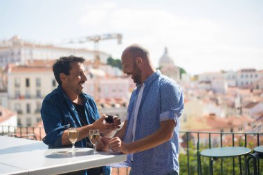 Avrupa 'da tatilde erkek arkadaşına evlenme teklif eden adam.