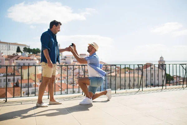 ชายที่มีความสุขขอแต่งงานกับแฟนในวันหยุดในยุโรป — ภาพถ่ายสต็อก